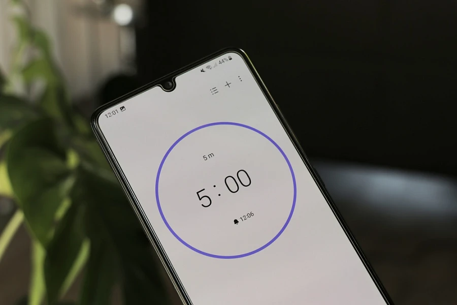 Smartphone zeigt einen 5-Minuten-Timer für eine kurze Entspannungsübung im Alltag.